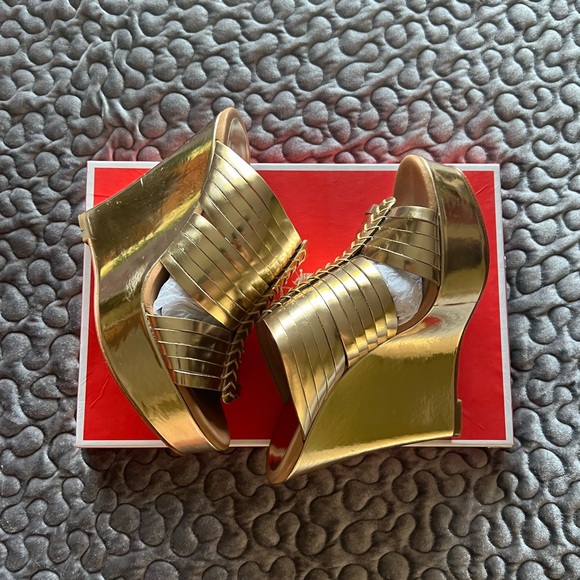 Coach Bristol Mirror Metallic - Gold - size 10 - worn twice, few scratches. - Picture 9 of 14